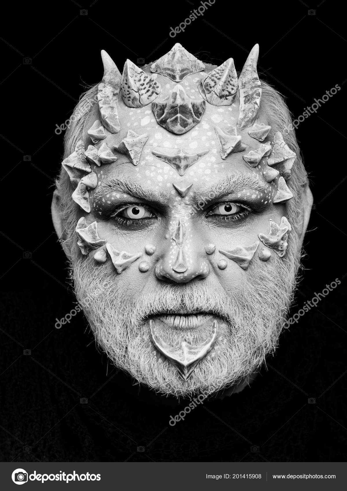 Cabeza de demonio sobre fondo negro. Maquillaje alienígena o reptil — Foto  de stock #201415908 © Tverdohlib.com, image size:1200x1700