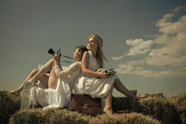 Yaz tatil kavramı. Mavi gökyüzü bankta oturan kız