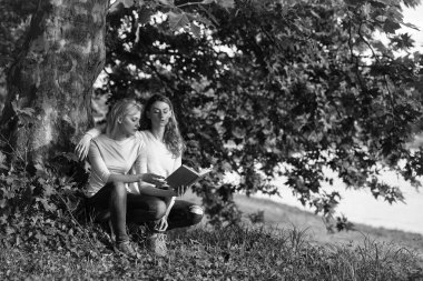 Lezbiyen ilişkiler. İki genç kız kitap okumak