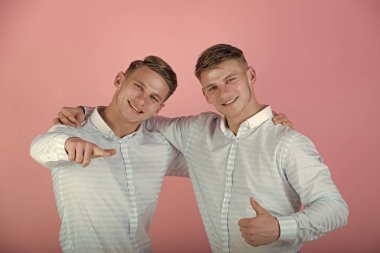 Her şey yolunda. Pembe arka plan gülümseyen modelleri