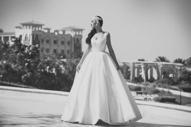 Balayı seyahat kavramı. Yaz tatili ve tatil. Beyaz gelinlik içinde gelin