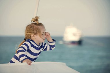 Aile yaz tatillerini. küçük çocuk mavi denizde seyir