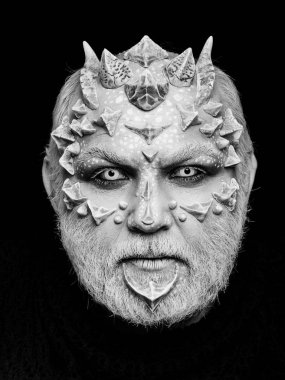 Siyah arka plan üzerine iblis kafası. Yabancı veya sürüngen makyaj