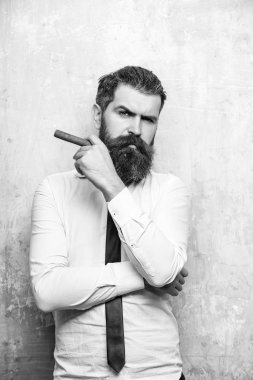 acımasız adam bir puro sigara içiyor. adam ciddi bir yüz yasaktır puro üzerinde sakallı