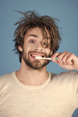 Sabah görevleri. İç çamaşırı fırça diş dağınık saçlı adam.