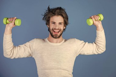 Sabah egzersiz ve sağlıklı bir yaşam tarzı. Barbell ile iç çamaşırı eğitim atlet.