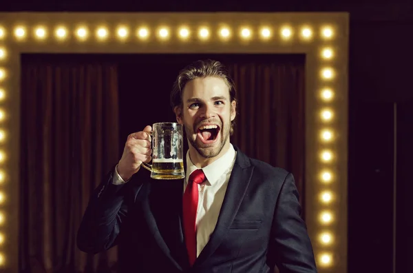 Nach einem schwierigen Arbeitstag. glücklicher Mann oder Geschäftsmann halten Bierglas, treffen und entspannen — Stockfoto