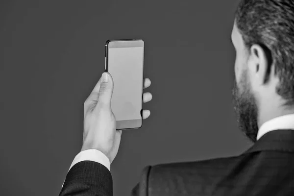 Смартфон у чоловічих руках. бізнесмен або людина з мобільним або мобільним телефоном — стокове фото