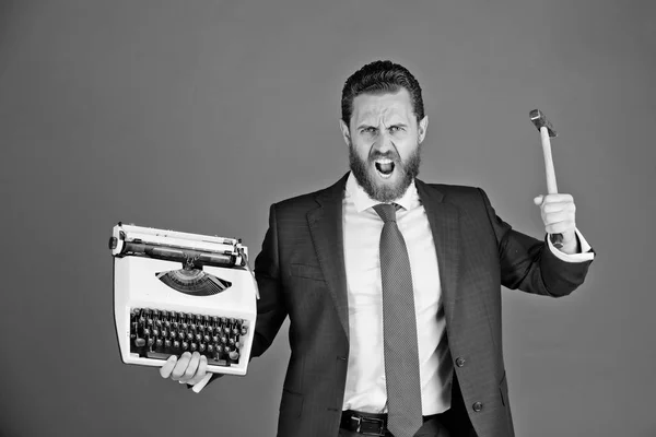 Nuevas tecnologías. hombre de negocios, hombre de negocios agresivo con máquina de escribir y martillo —  Fotos de Stock