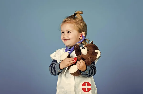 Niños jugando con juguetes. Concepto de profesión futura — Foto de Stock