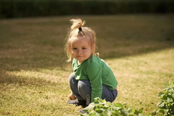 Kinder enyoj glücklichen Tag. Natur und Umwelt. — Stockfoto