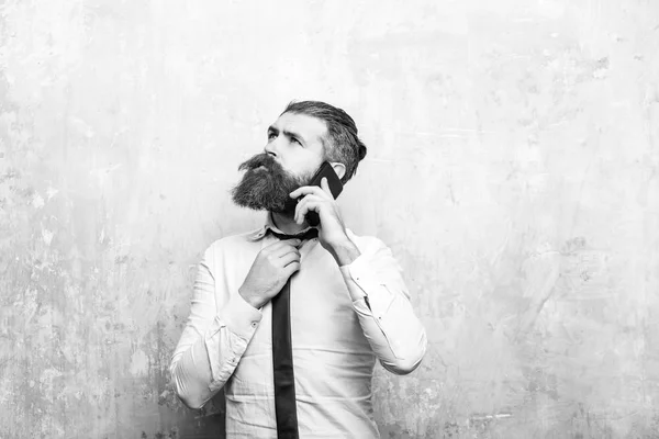 Un homme qui parle par téléphone. hiprter ou barbu homme à longue barbe parlant au téléphone — Photo