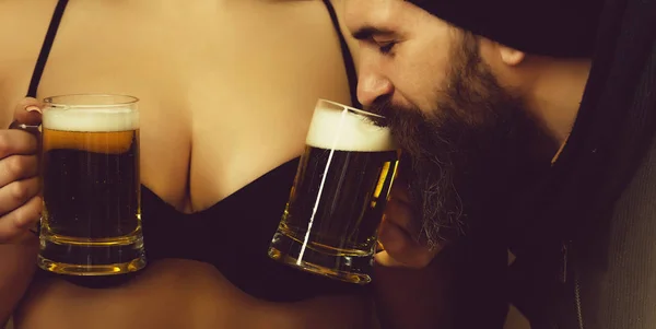 Alkoholu, złe nawyki i wciągająca. człowiek pije piwo z kubki w rękach kelnerka — Zdjęcie stockowe