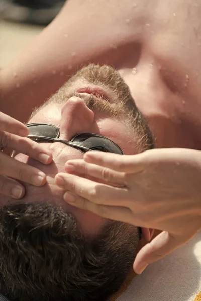 Concepto de relajación y vacaciones de verano. Niño con cara barbuda tomando el sol . —  Fotos de Stock