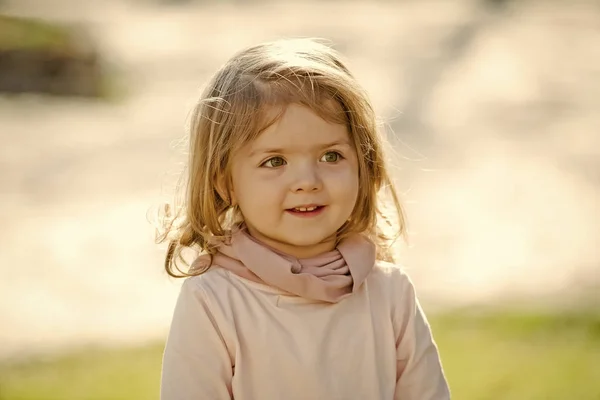 Kids enyoj gelukkige dag. Meisje met glimlach op schattig gezicht op natuurlijke achtergrond — Stockfoto