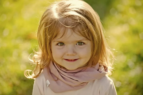 Bambini enyoj giorno felice. Bambino con il viso adorabile, i capelli lunghi sorridono nella giornata di sole — Foto Stock