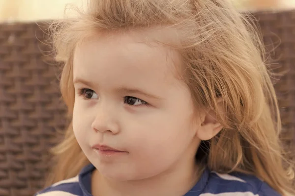 Infancia, inocencia, concepto juvenil. Niño con cara linda, pelo largo y rubio — Foto de Stock