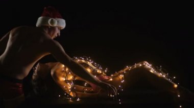 Aşıklar. Kamasutra konumlandırır. Erotik anlar. Konsept fotoğraf. Gizli. Moda. Sıcak bebek partisi çıplak çift. Tutkulu çift öpüşme, erkek ve kız. Seks. Genç aşıklar.