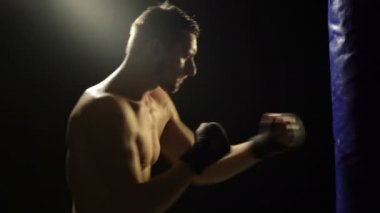 Siyah boks spor salonunda boks eldivenleri yakışıklı adam. Sağlıklı bir yaşam tarzı kavramı. Boks.