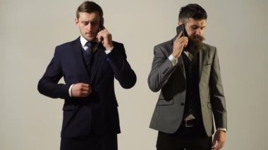 İki erkek kostümleri, telefonla konuşuyorum. İş adamları.