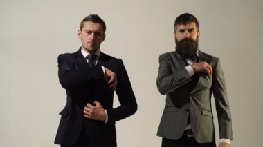 İki erkek kostümleri kredi kartları mevcut. Nakitsiz ödemeler. İş adamları.