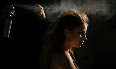 Profesyonel şekillendirme. Kuaför kadın saç, saç spreyi uygulanır. Makyaj ve saç modeli ile şehvetli kadın. Saç Bakımı güzellik salonu. Kuaför Salonu. Yeni saç görünüm oluşturma
