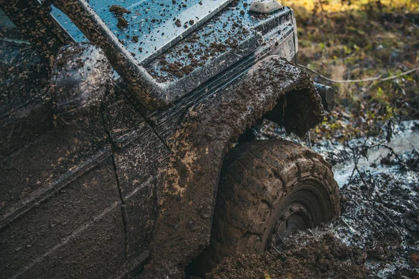 Autoteil steckt im Dreck fest, Nahaufnahme. — Stockfoto