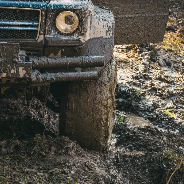 Smutsiga offroad däck täckt med lera. Hjulet i djupa hjulspår — Stockfoto