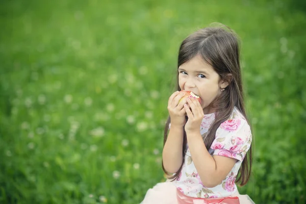 少女は、リンゴを食べる — ストック写真