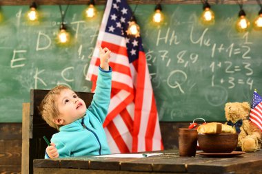 ABD Bağımsızlık Günün kutlu olsun. Bağımsızlık günü okulda Amerikan bayrağı yakınındaki küçük çocuk ile.
