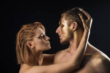 Seksi çift siyah izole altın vücut sanat makyaj ile. Altın spa ve cilt bakımı tedavisi. Erkek ve kadın ilişkileri. Altın kolajen maske ve güzellik. 24k altın. Aşık çift erotik oyunlar