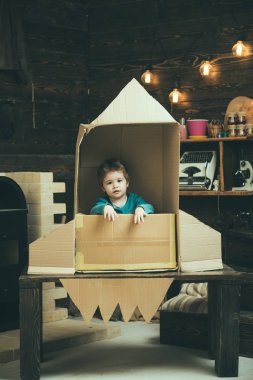 Kozmonot kariyer hakkında hayal. Kağıt roket, oyunda küçük çocuk çocukluk. Hayallerin gerçek. Seyahat ve macera. Dünya gün kavramı. Hayalimdeki iş. Eğitim ve çocuk fikir geliştirme