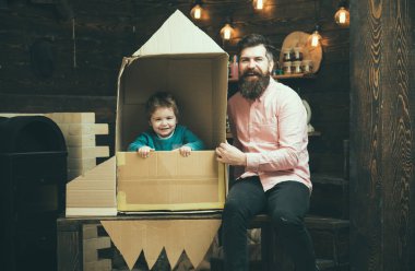Fikir geliştirme eğitim ve çocuk. Ailesi ve çocukluk. Dünya gün kavramı. Baba gün. Baba ve kağıt roket küçük çocuk. Seyahat ve macera. Kozmonot kariyer hakkında rüya