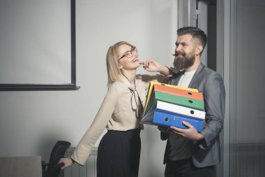 Genç işadamı ve işkadını klasör ve belge şirkette ile. İş, eğitim ve yaşam tarzı kavramı