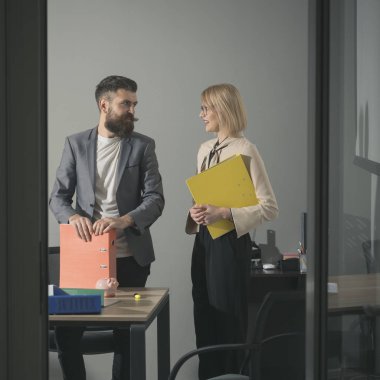 İş adamı ve iş işleminde işkadını. Sakallı erkek ve kadın mali rapor tartışmak. Patron Sekreter ofiste konuşun. İletişim ve işbirliği. Tasarruf ve dinleyici notu kavram