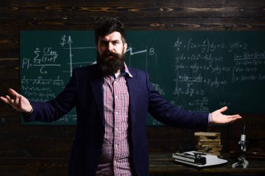 Üniversite erkek hoparlör iş eğitimi yürütmektedir. Sıcak öğretmendir. Eğitim ve okuma-yazma kavramı - lise öğretmeni ve sınıf öğrencilerimizin başarı için bu öğretim yılında ders vermek