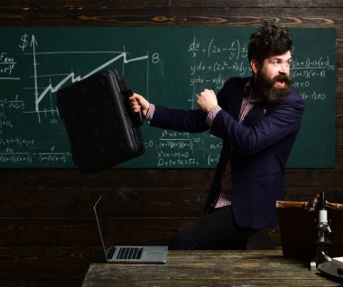 Ne öğretmen nitelikleri yapmak. Öğretmen Ders başlıyor. Ev öğretmen modern dizüstü kullanarak çalışmaları ile çocuk yardım. Konferans eğitim. Her durumda kendini adapte olmalıdır