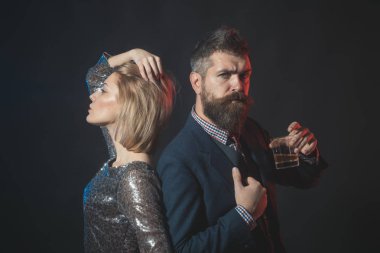 Kadınlar içme şirket partisinde tatil Ofis partisi adam ve süslü Bayan sarhoş almalısınız. Alkol kavramı ile kutlama. Erkek ve kadın elbise ofis çalışanları tatil kutluyor