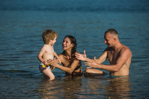 快乐家庭的暑假。在海水中快乐家庭的夏日休息. — 图库照片