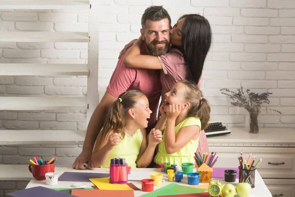 Filles souriantes avec des peintures colorées, des marqueurs et un crayon sur la table — Photo