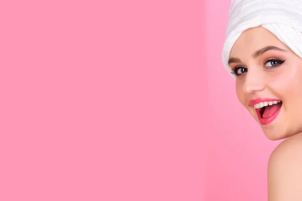 Ama de casa tiene maquillaje con toalla o pañuelo para la cabeza. Mañana después del lavado del baño y el cabello limpio. Chica con turbante de moda en el pelo. Mujer sexy con toalla en la cabeza después de la ducha. Spa de moda y belleza — Foto de Stock