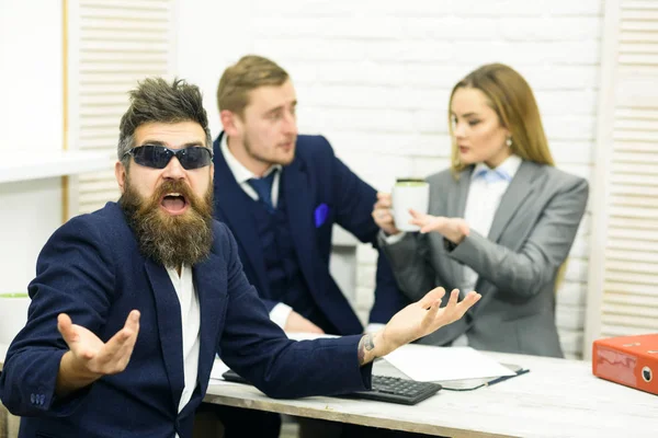 Socios de negocios o hombre de negocios en la reunión, antecedentes de oficina. Negociaciones comerciales, discutir las condiciones del trato. Concepto de inicio. Hombre con barba y gafas propone extraordinaria idea de startup —  Fotos de Stock