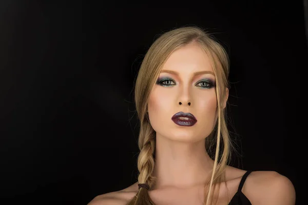 Sexig kvinna med blont hår isolerade på svart. Makeup ser och hudvård av sensuell tjej. Flicka med tofsar blont hår. Frisör och skönhetssalong. Modell med smink och snygg frisyr. — Stockfoto