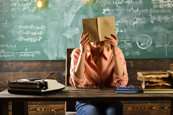 Sovraccarico di lettura libro insegnante di scuola in classe. Superlavoro e concetto di stress, spazio di copia — Foto Stock