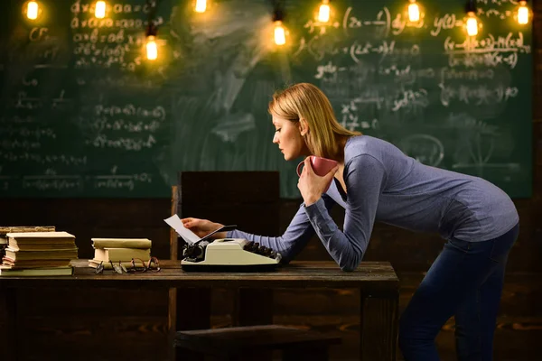 Periodismo. Necesito inspiración. Mujer escribir novela de amor en la redacción. Investigación privada de detectives. Información. Nueva tecnología en la escuela moderna. Volver a la escuela y a la educación en el hogar . —  Fotos de Stock