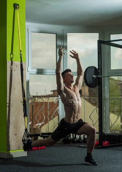 Concepto de deporte y gimnasio. Hombre con torso desnudo en el gimnasio disfrutar del entrenamiento, trx Hombre con torso, macho muscular hace ejercicio con bucles trx, ventana en el fondo. Deportista, atleta parece atractivo — Foto de Stock