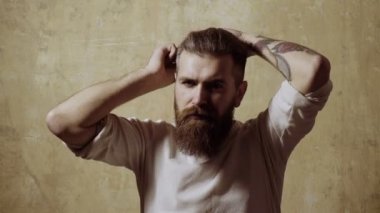 Ciddi bir yakışıklı adam onun saç tarama