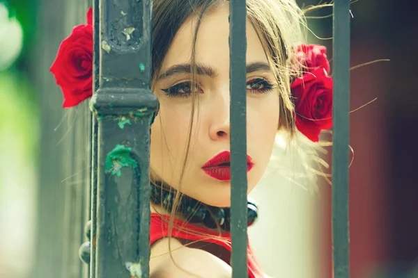 Чудова брюнетка дівчина з червоною трояндою квітка в волоссі — стокове фото