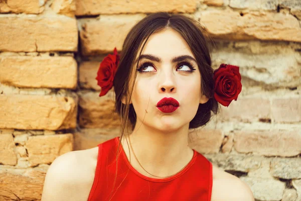 Krásu módní portrét. žena s červenými rty a čerstvých růží ve vlasech — Stock fotografie