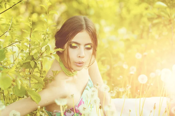 Retrato de moda de belleza. mujer con maquillaje de moda y cuentas en hojas verdes — Foto de Stock